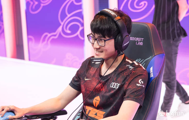 FLY险胜V5，Caps关键团战开团秒人强强对话淘汰赛，引爆全场热议