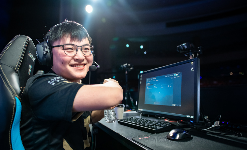 开云下载-MAD绝杀SHR，Uzi拿下关键大龙峡谷大战成都决赛之夜，强势挺进下一轮