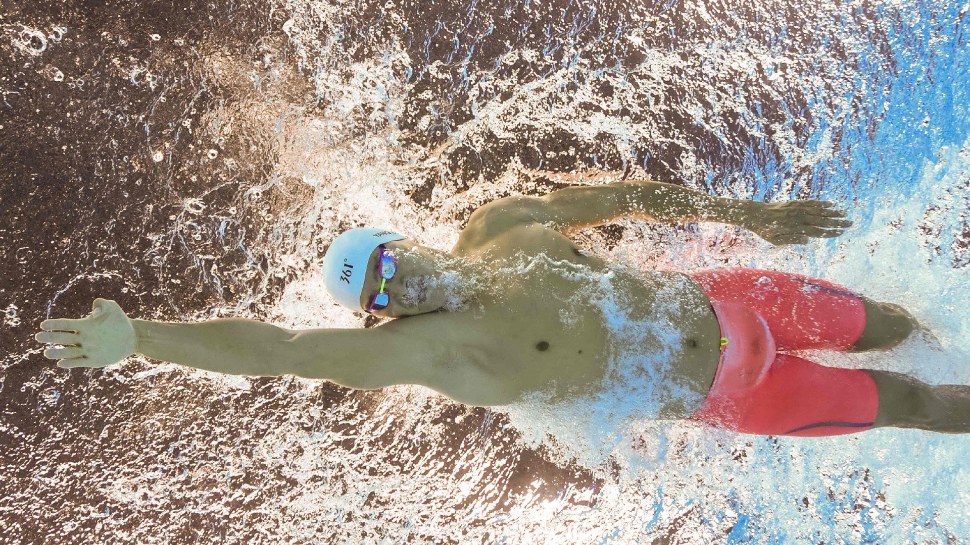 当F1引擎轰鸣撞上篮球撞击声，我们到底在谈论什么赛事？